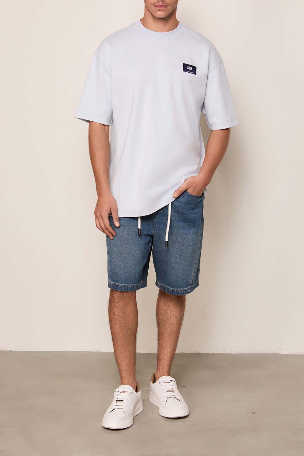 תמונת כל הלוק של חולצת טי בגזרה משוחררת